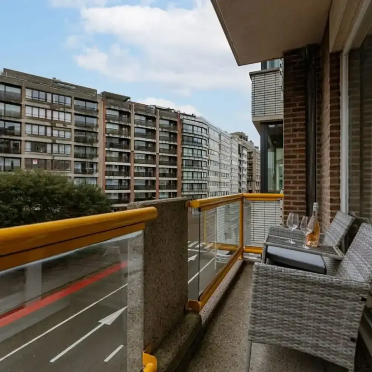 Centrally Located Modern Apartment With Parking