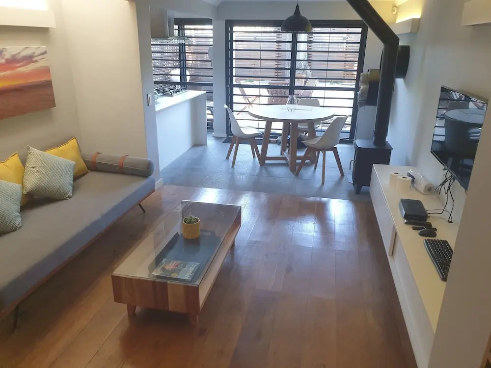 Small Cottage With sep Bedroom, Specious Bathroom, Lounge and Open-plan Kitchen