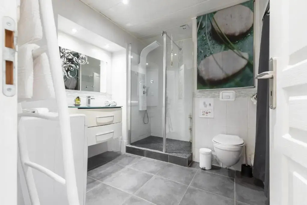 Amazing 3 Bdrs And Garden Place du Pin Parking !