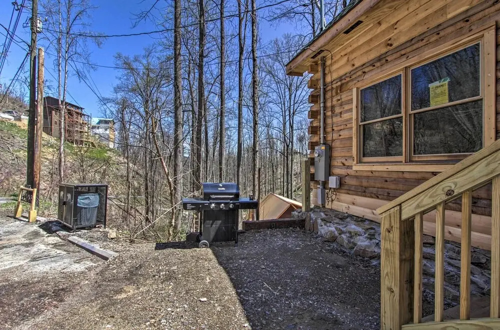 'the Phoenix' Cabin w/ Hot Tub in Gatlinburg!