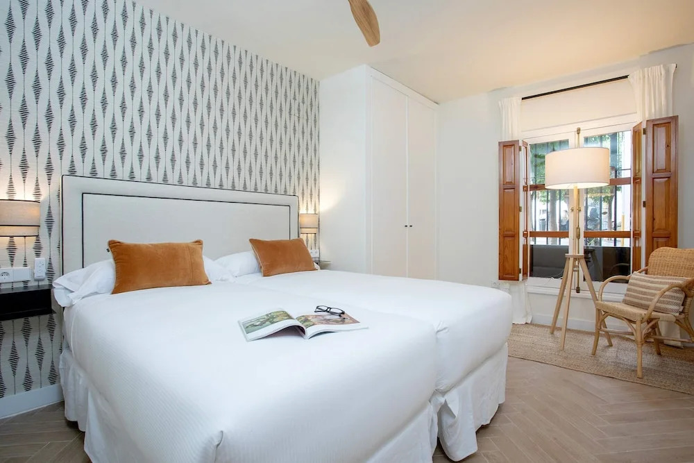 Bright Apartment in Seville Plaza Santa Cruz