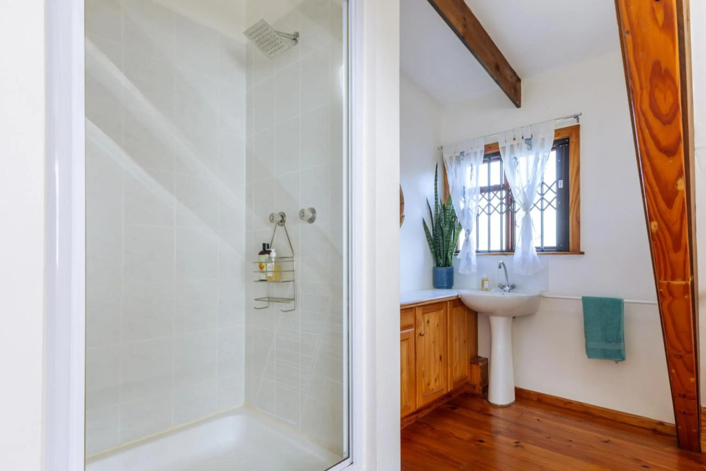 Lark House, Peaceful Mountain Home with Views over False Bay