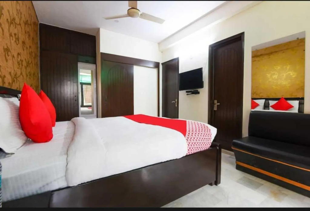 OYO 70164 Royal Den
