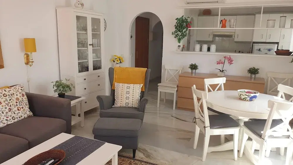 Lovely 2-bed Calahonda Apartment sea & Golf Views