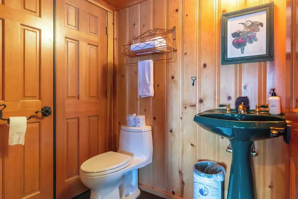 Shoreline Lakehouse by Avantstay Majestic Lakefront Cabin w/ Hot Tub & Fire Pit!
