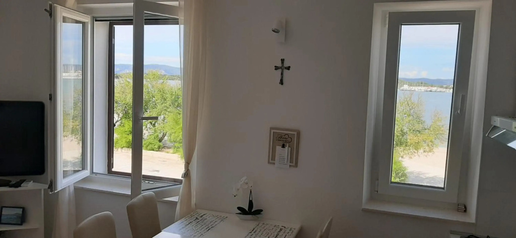 Beach apartment VAMI with sea view