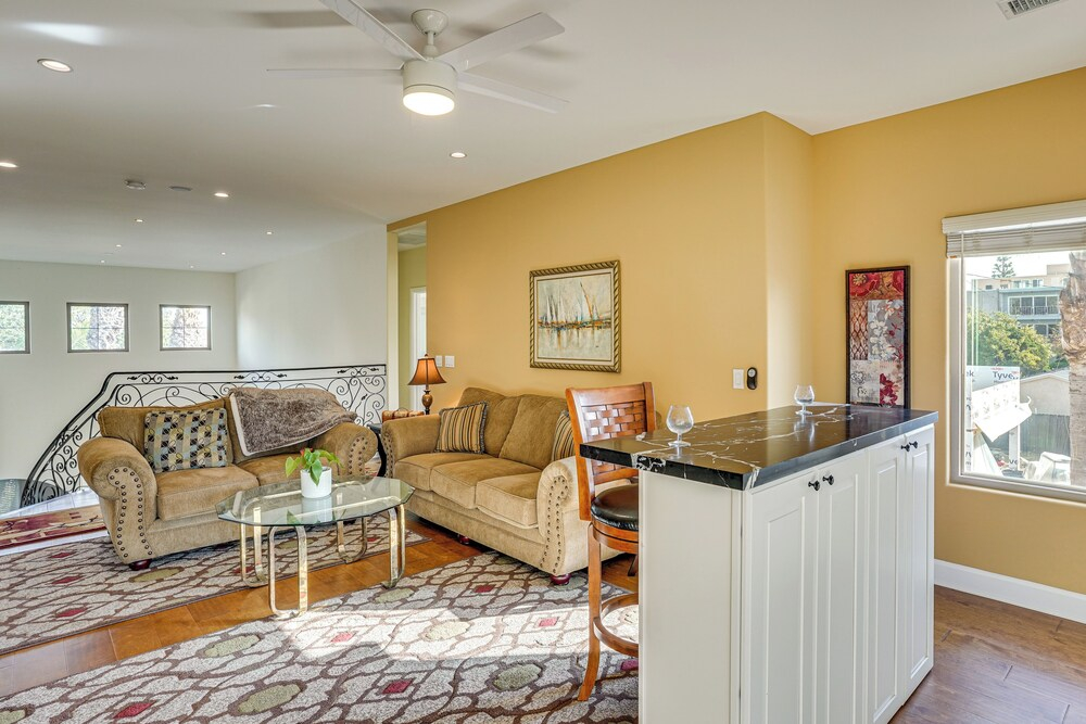 4 Mi to Dtwn Long Beach: Private Poolside Oasis!