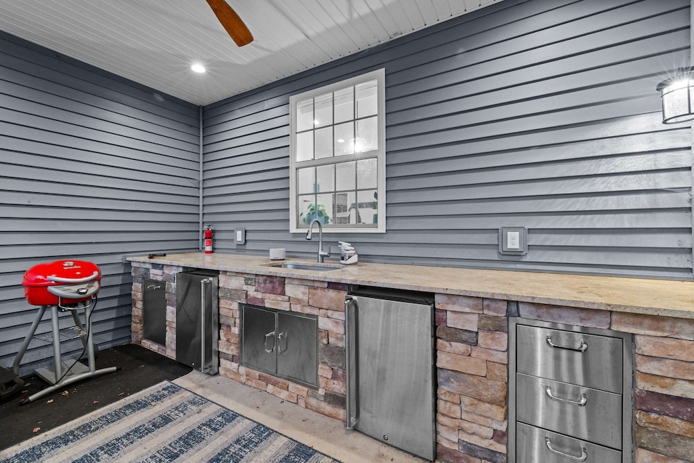 Luxe Lakefront 10min2jfbb w Beach Gameroom Firepit