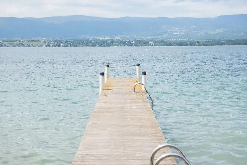 Villa au Bord du lac Avec Piscine Privee et Acces Direct au lac
