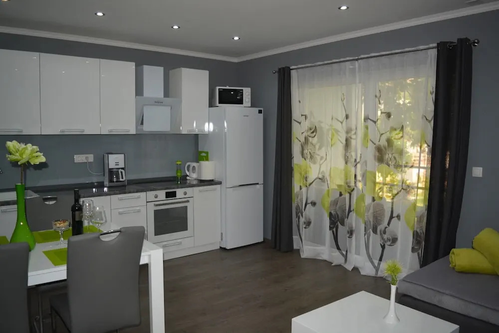 Green-beautiful Modern Apt. With Balcony & Garden