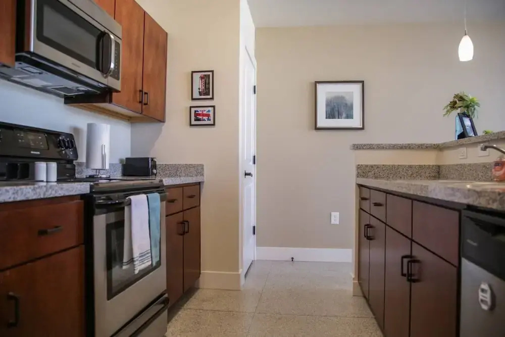 Classic Downtown 1BR Apt with Views