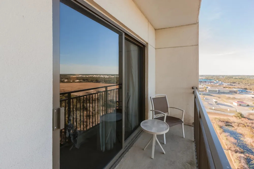 Updated Studio W/ Rooftop Pool Studio Bedroom Condo