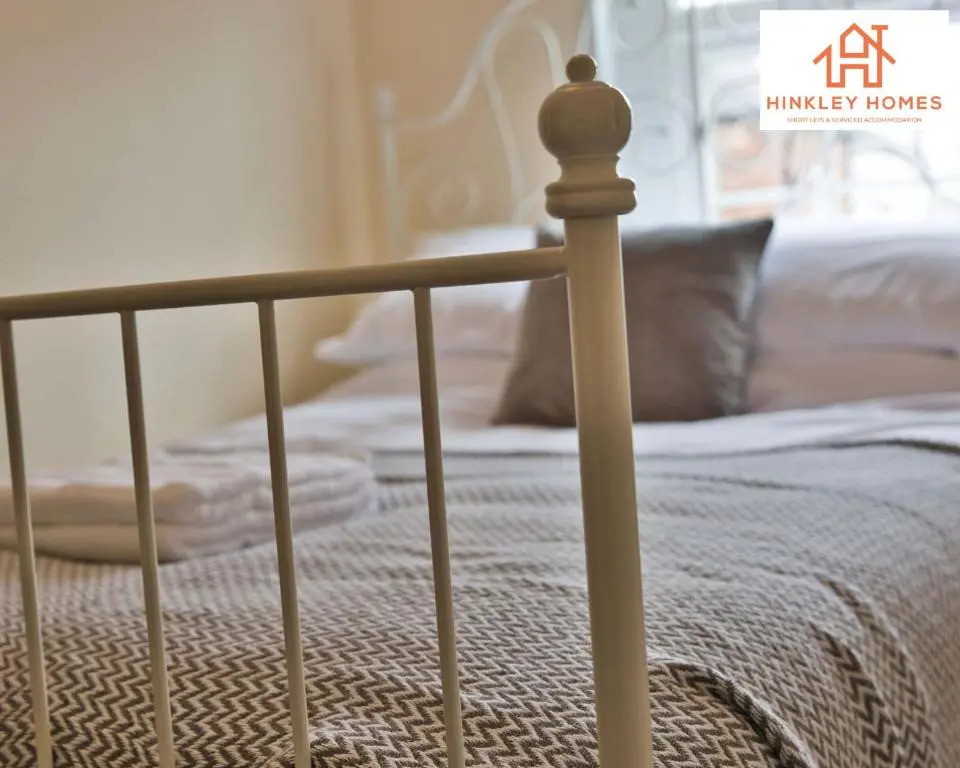 Centrally Tucked Away Private 4bed - Free parking! By Hinkley Homes Short Lets & Serviced Accommodation