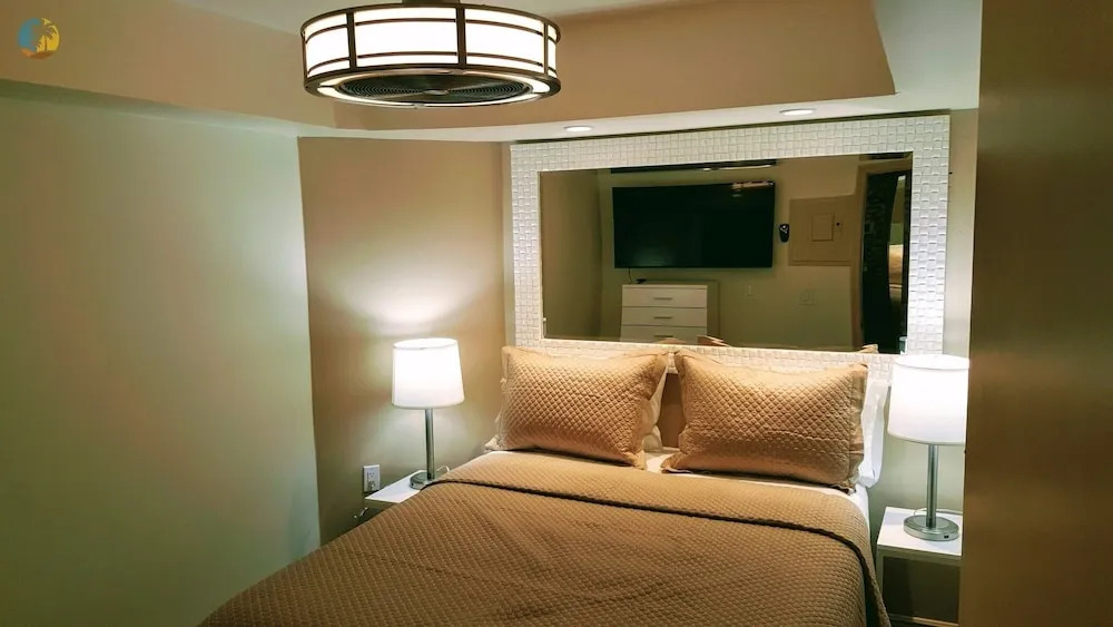 Alexander 702 3 Bedroom Apts by RedAwning