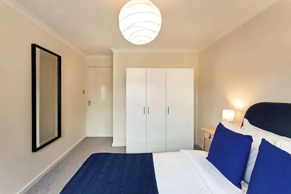 Comfy 6-sleeper Apt w/ Large Patio in W Kensington