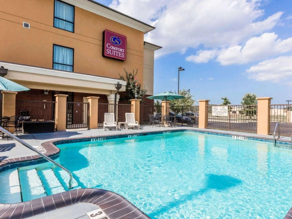Comfort Suites Pell City near Logan Martin Lake