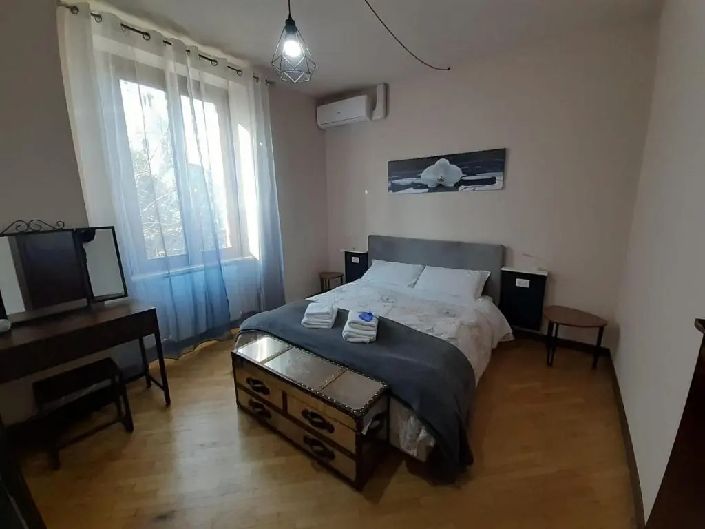 Gira Guest House