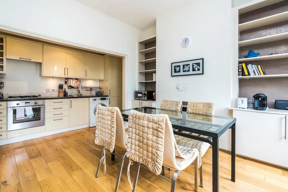 Sleek 2BD Flat Super Central to London Town!