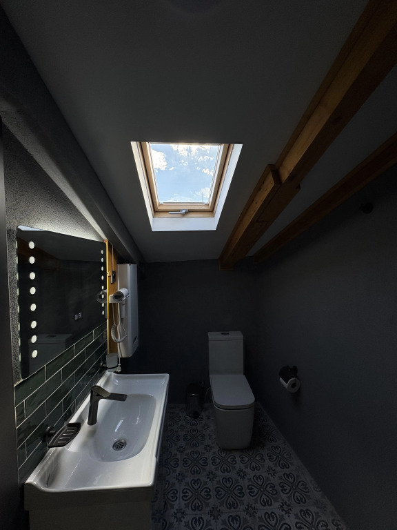 Апартаменты Cozy attic in old Tbilisi yard