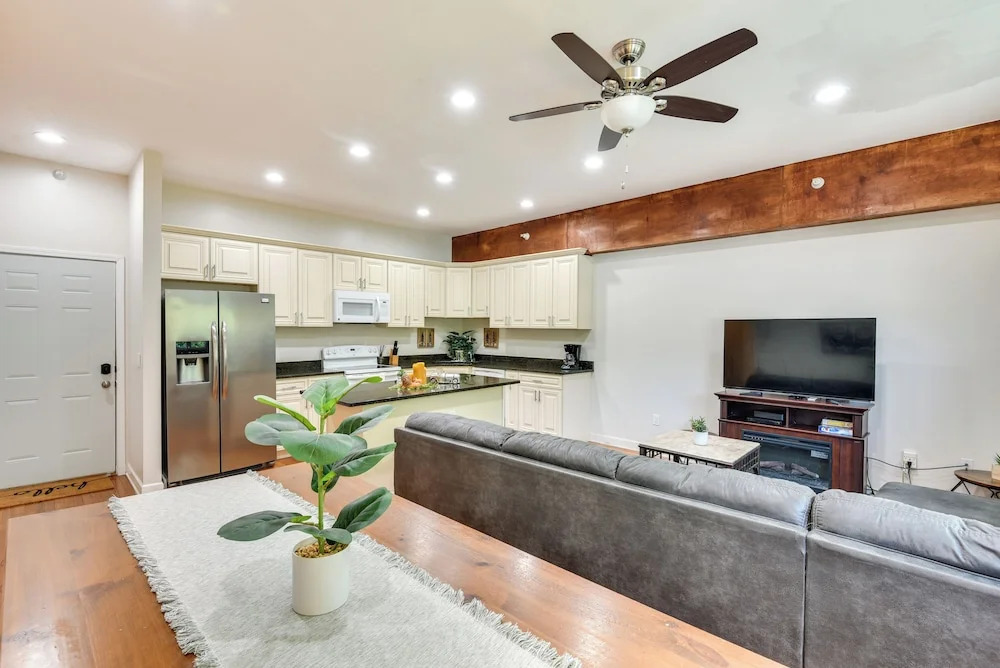 Cozy Sawyer Apartment - 2 Mi to Warren Dunes Park!