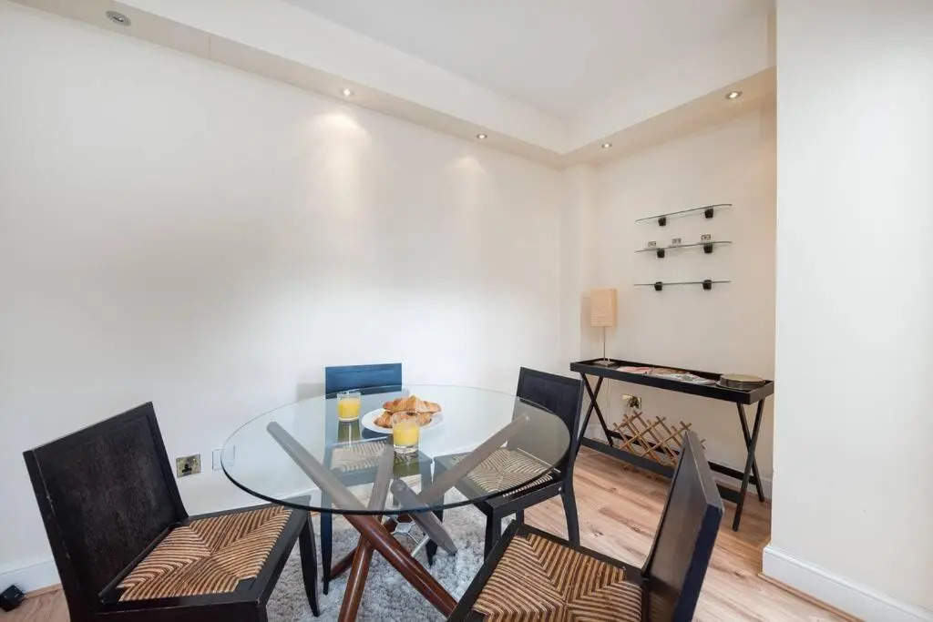 CAPITAL One Bedroom Flat Chelsea Cloisters 724