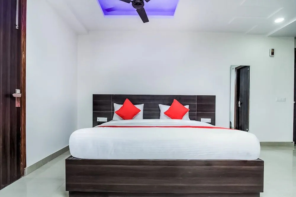 OYO 24236 Q Hotel