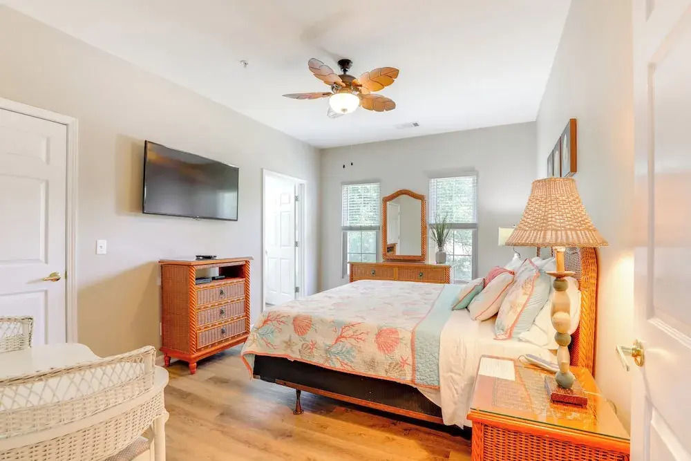 < 2 Mi to Beach: Savannah Shores Resort Condo!