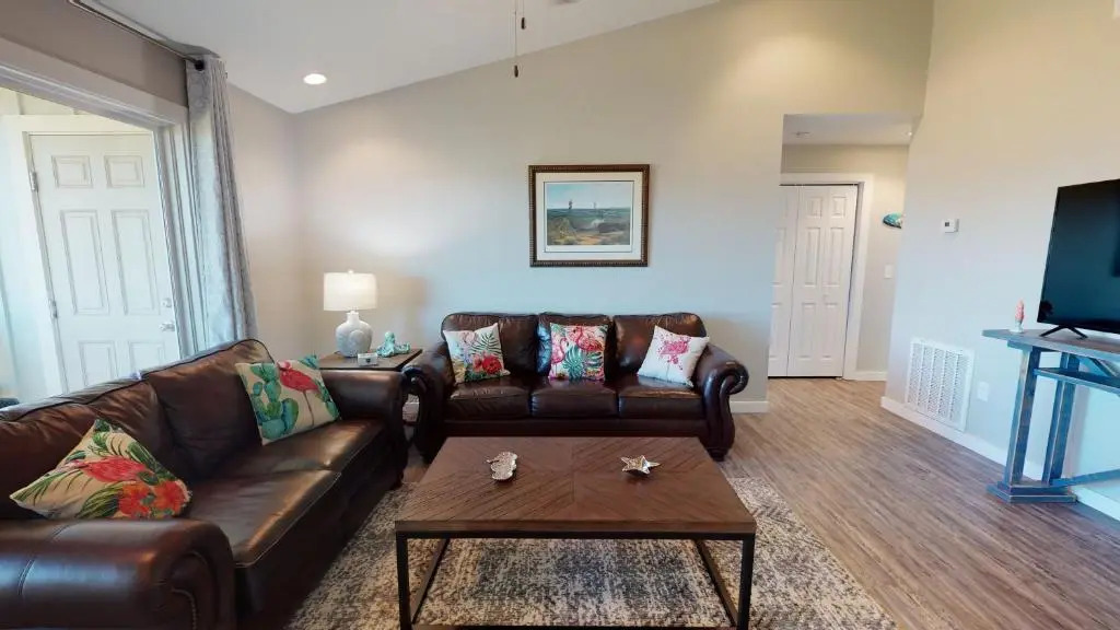 AH-D215 Newly Remodeled 2nd Floor Condo, Shared PoolHot Tub, Near Marina