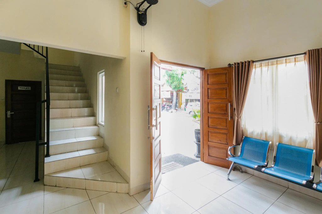 RedDoorz Syariah near Purwosari Train Station