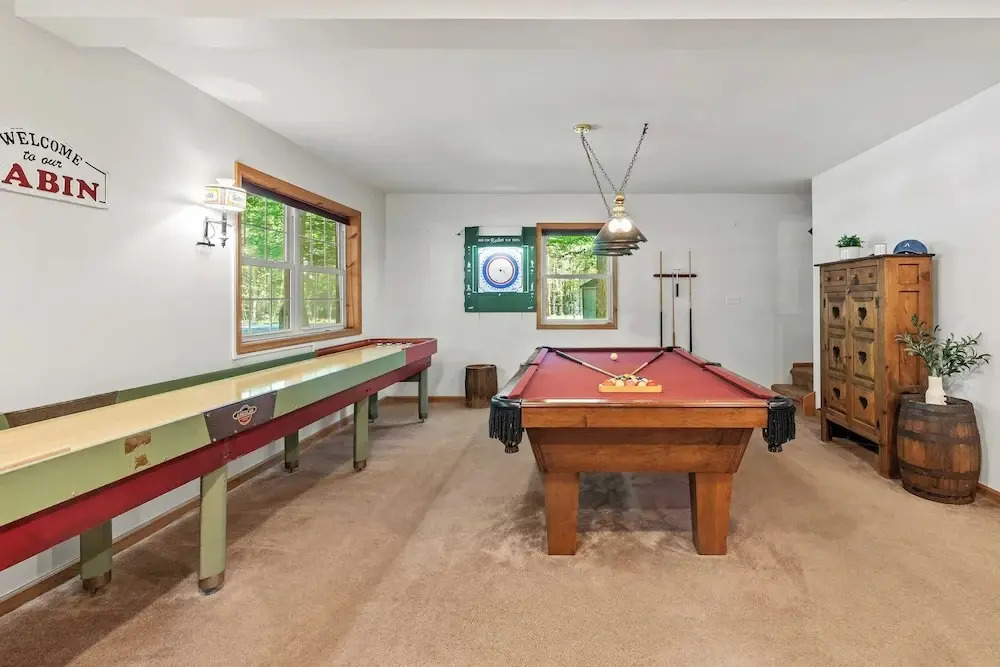Lake + Pool Access, Game Room, Firepit, Deck Tawny and Peaceful by Avantstay