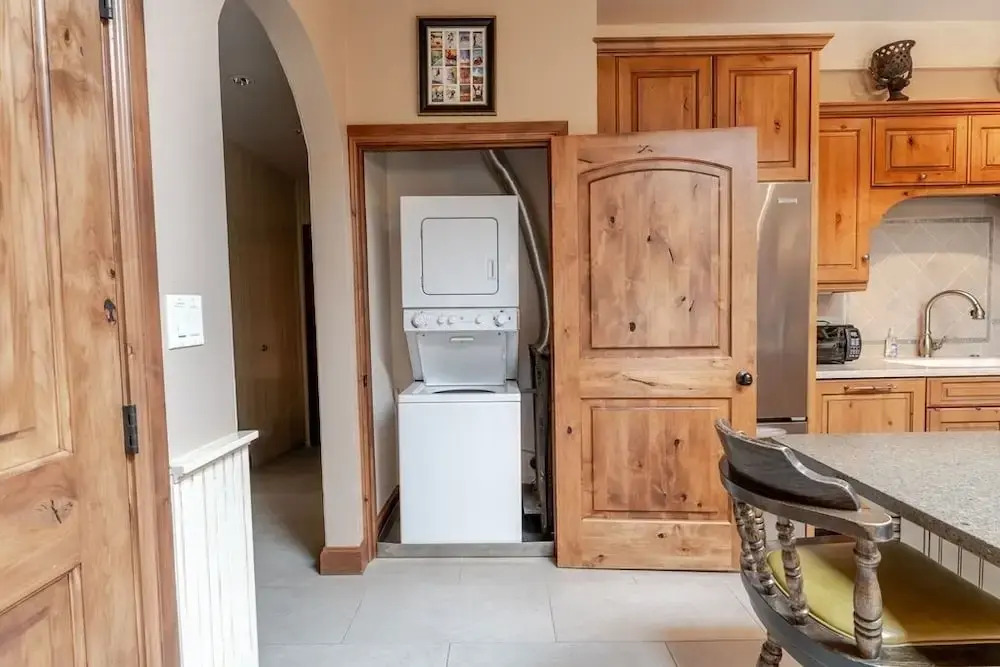 Aspen Downtown 2BR Ski Condo w/ Fireplace - CD 17
