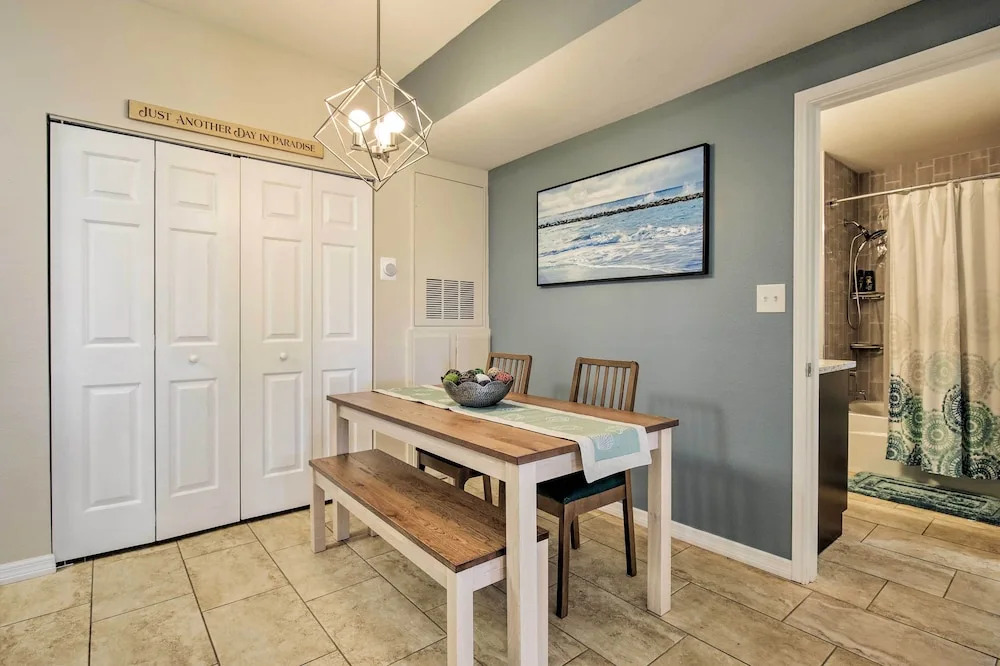 Modern Condo w/ Pool: 4 Mi to Clearwater Beach!