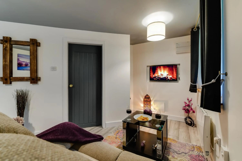 1 Bedroom Swinley Apartment Wigan, A Walk to Albert Infirmary & Town Centre, Free Parking