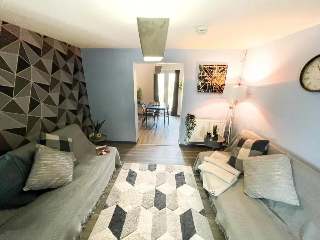 Canterbury Modern 6 Bedroom House with Hot Tub