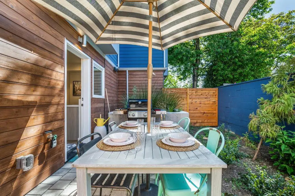 Rooftop Patio with Waterview, Private Garden & Grill 3BR 3BA
