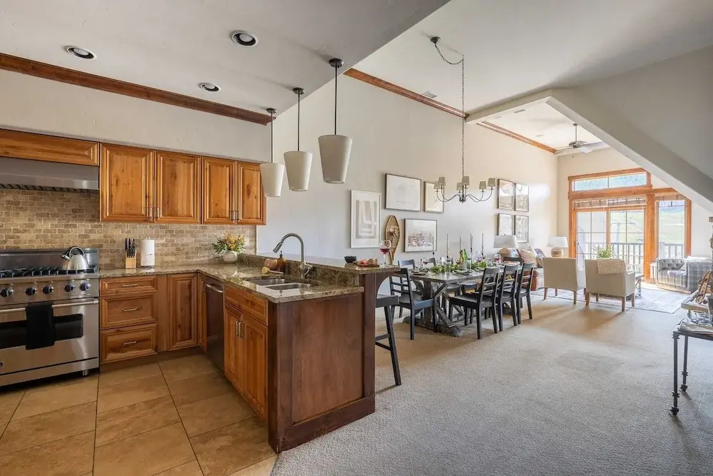 Twin Chutes by Avantstay Beautiful Ski in Ski out Condo w/ Access to Hot Tub & Gym