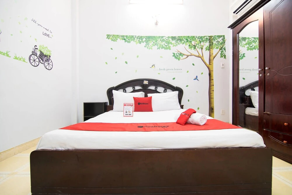 Reddoorz near Hoang Van Thu Park