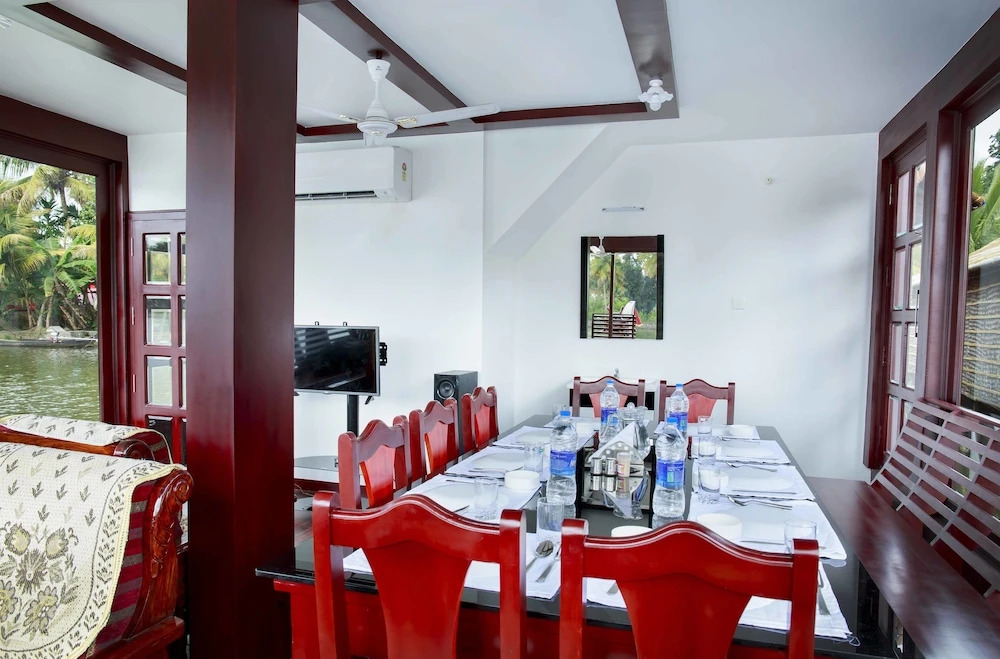 Sreekrishna Houseboat