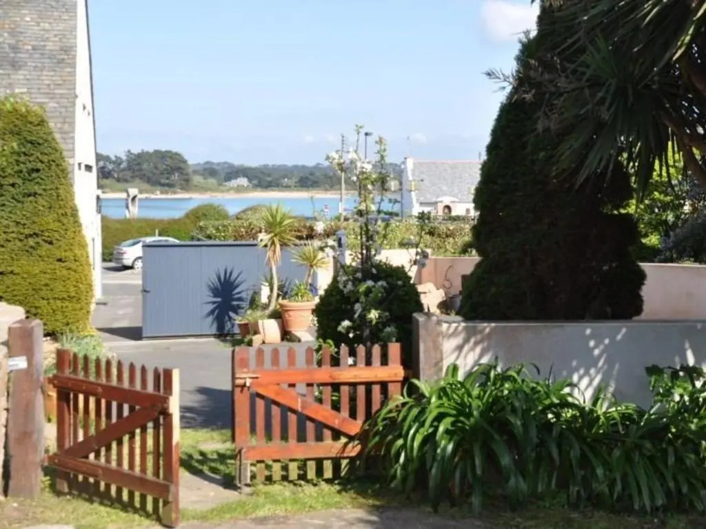 Maison à 100m de la mer avec WiFi, parking privé et jardin, au cœur de Trégastel - FR-1-368-210