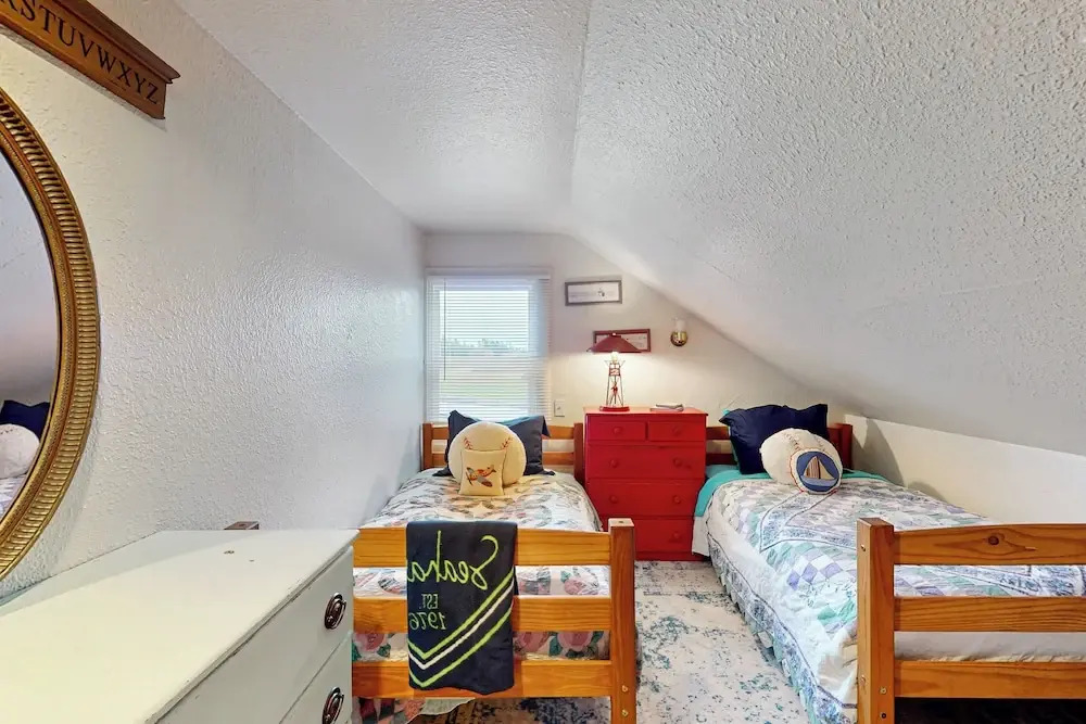 3 BR Cozy Cottage: w/ Hot Tub & Wifi