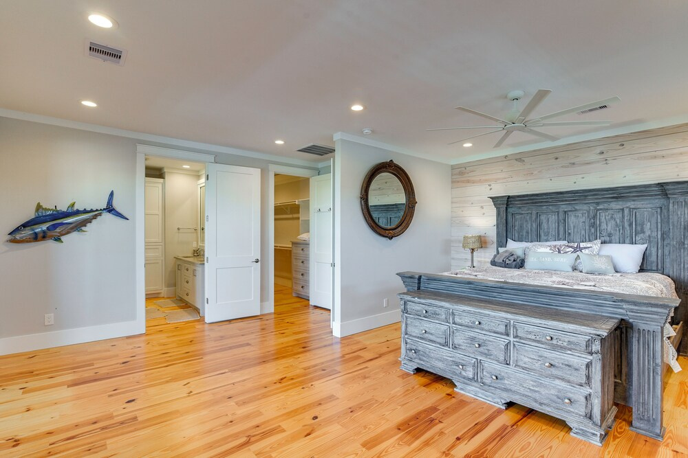 Walk to Beach! Bayfront Port Bolivar Home w/ Dock