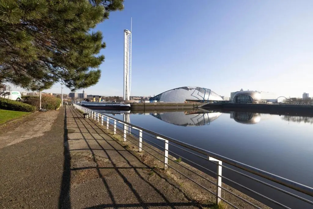 JOIVY Bright 3-Bed Flat Overlooking The Clyde