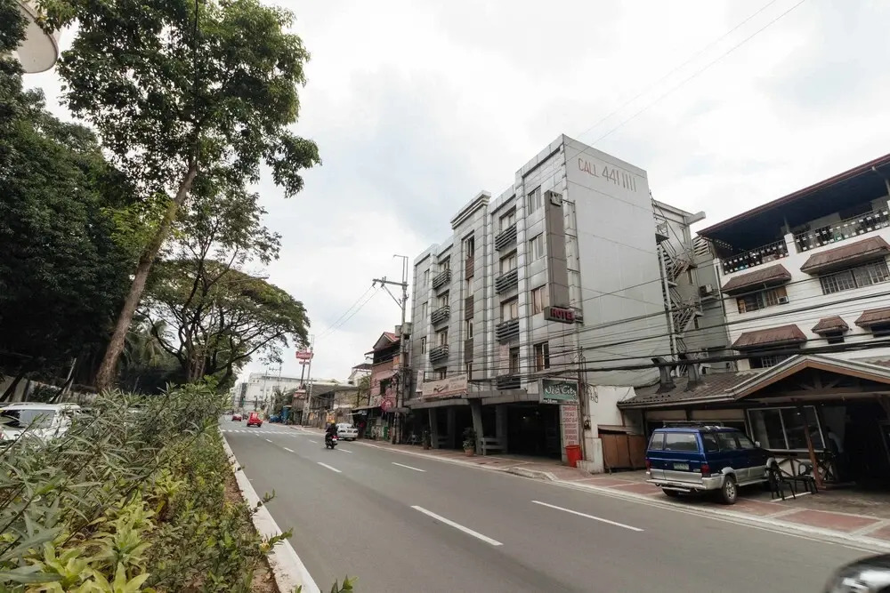 RedDoorz near Quezon City Circle