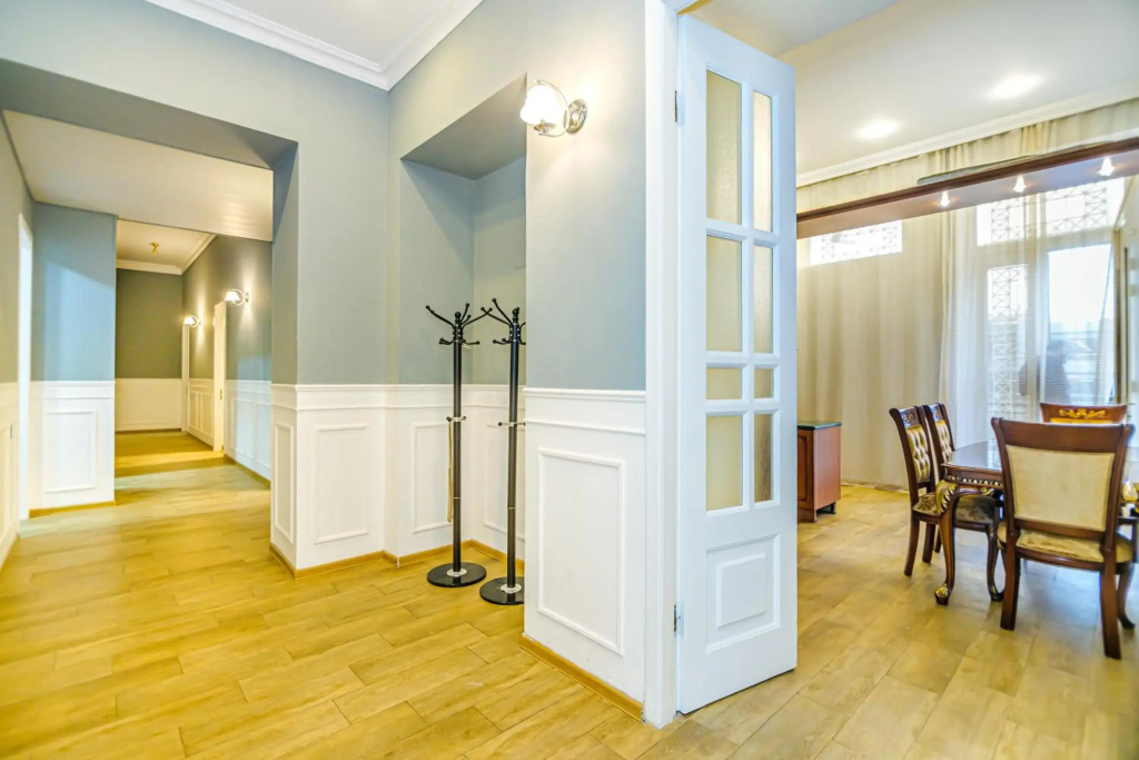 Targovu 5 Room DeLuxe Apartment