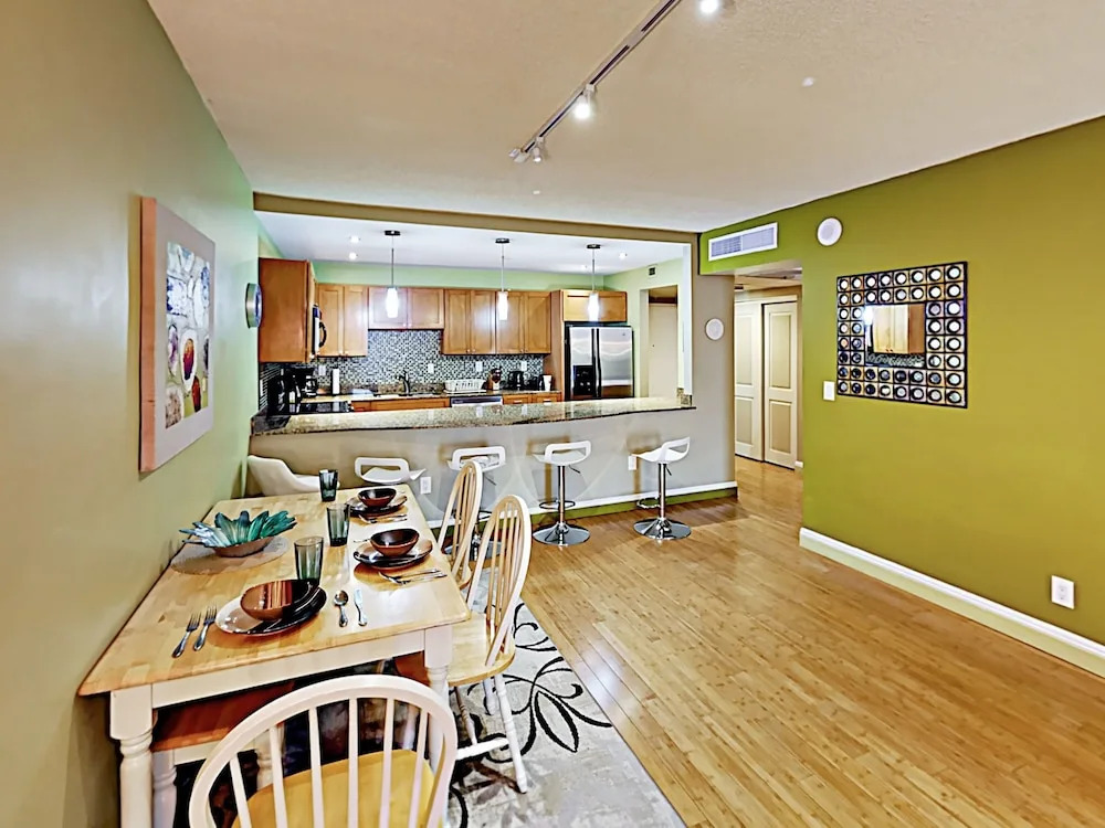 New Listing! Oceanview W/ Pool & Balcony 1 Bedroom Condo