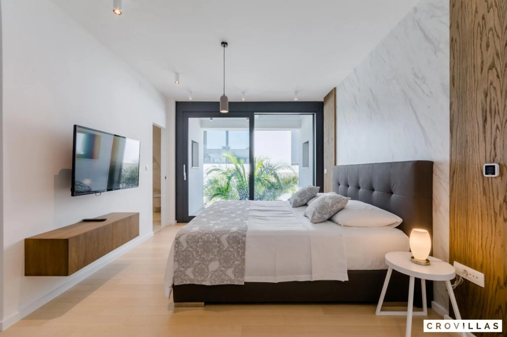 Pax in Sutivan with 3 bedrooms and 3 bathrooms