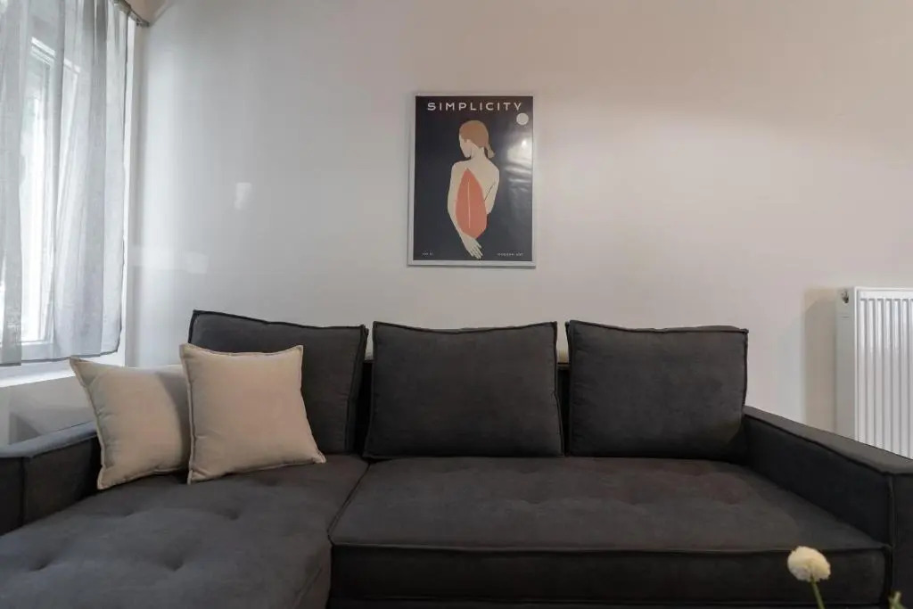Zalman's Ground Floor 1BR Place