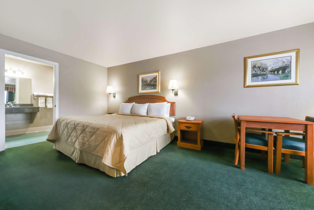 Super 8 by Wyndham Houston Hobby Airport South