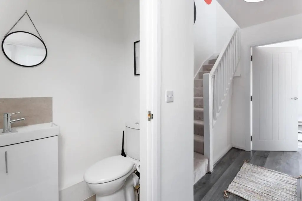 Air Host and Stay - Brand new 3 bedroom house sleeps 8 minutes from LFC and city centre Ref25