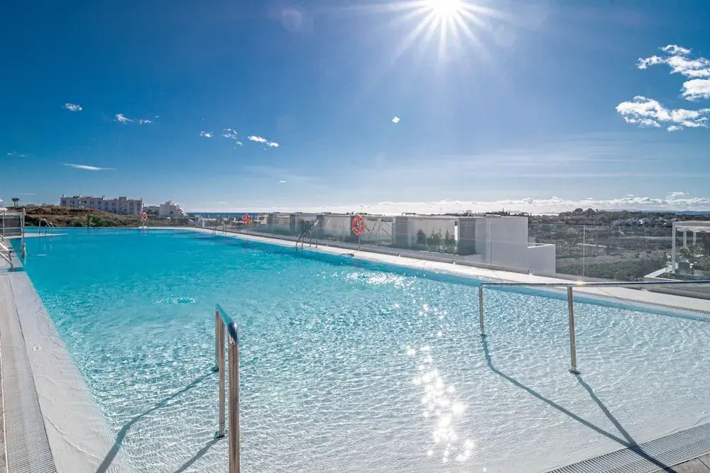 OV2 1B - Bright and Modern 3 Bedroom Apartment